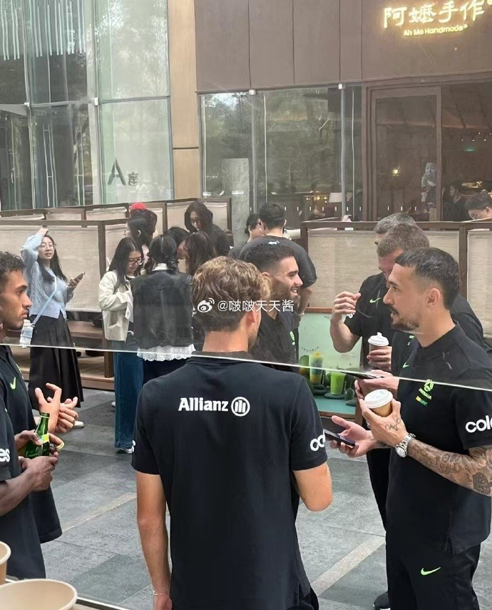  松弛感拉滿！澳大利亞隊員在杭州街頭喝奶茶